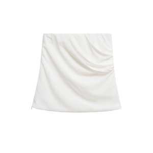 Dettaglio di un top a fascia bianco con texture arricciata laterale e zip invisibile