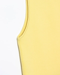 Détail de la robe en tricot jaune montrant les coutures de qualité et la texture