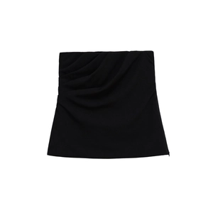 Elegante top a tubo nero senza spalline con pieghe laterali e dettagli increspati