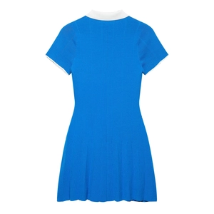 Elegante abito polo in maglia blu scuro con colletto bianco e gonna a pieghe donna