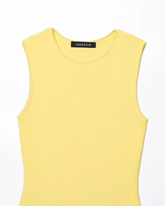 Détail d'une robe tricotée jaune sans manches montrant la texture du tissu de qualité