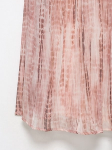 Λεπτομέρεια από το στρίφωμα του ροζ tie-dye σιφόν μάξι φορέματος με αέρινο ύφασμα και ραφή