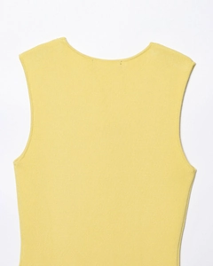Gros plan détaillé de la robe tricotée jaune citron avec texture fine et col rond