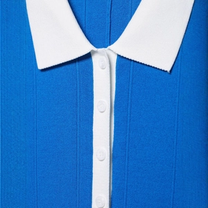 Elegante abito polo in maglia blu con colletto a contrasto bianco e dettaglio bottoni