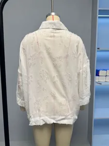 Vue macro de la texture jacquard 3D et des détails de tissu gaufré sur une chemise blanche