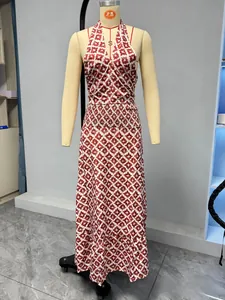 Dettaglio di un vestito lungo con stampa geometrica, scollo all'americana e vita arricciata