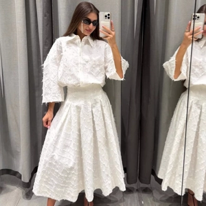 Ensemble pour Femmes Blanc avec Texture de Plumes et Gland Chemise à Manches Longues et Jupe Midi Plissée à Taille Haute Style de Vacances