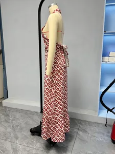 Dettaglio dell'abito con scollo all'americana rosso e bianco con grande fiocco sul retro
