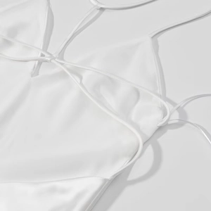 Elegantes weißes Satin-Kleid in schmaler Passform mit feinen Trägern und Seidenglanz