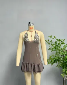 Détail de la robe licou marron avec boutons argentés et ourlet à volants élégant