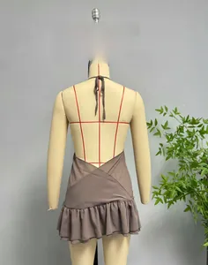 Détail de robe dos nu marron montrant l'ourlet à volants superposés et le style
