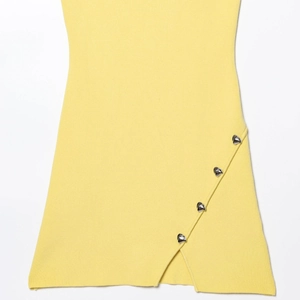 Robe d'été jaune en maille sans manches avec fente latérale et boutons en cœur