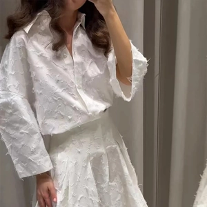 Ensemble chic deux pièces blanc avec chemise à franges et jupe courte à texture relief
