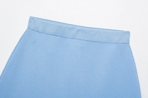 Detalle de minifalda de punto azul claro con cintura elástica ancha y costuras precisas
