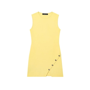 Robe courte en tricot jaune clair sans manches avec fente latérale et boutons argentés