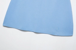 Primer plano del tejido de punto azul claro con detalles de punto liso en el borde inferior