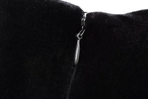 Nahaufnahme des unsichtbaren Metallreißverschlusses am schwarzen Samtkleid