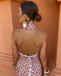 Detail eines rückenfreien Neckholder-Kleids mit geometrischem Rautenmuster und Bindeband
