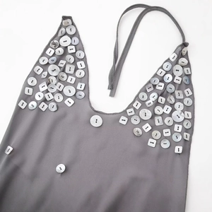 Robe dos nu grise à col en V avec boutons décoratifs irréguliers blancs pour femmes