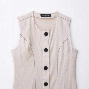 Ärmelloses Midikleid aus Leinen in Beige mit schwarzen Kontrastnähten und Knöpfen