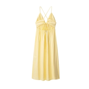 Élégante robe nuisette en satin jaune clair avec bretelles croisées et coupe trapèze minimaliste