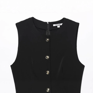 Combinaison noire sans manches pour femme avec col rond et boutons dorés