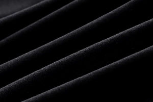 Detail des schwarzen Samtstoffs mit weicher Textur und eleganten diagonalen Falten