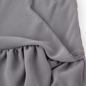 Robe d'été dos nu en mousseline grise avec des volants et détails plissés