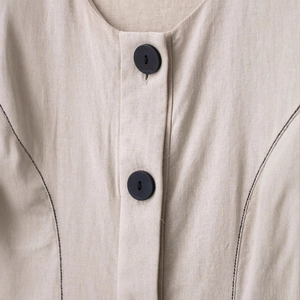 Ärmelloses Midikleid aus Leinen in Beige mit Naturfaserstruktur und schwarzen Knöpfen
