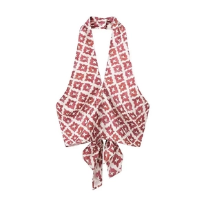 Detail eines roten Neckholder-Tops mit Blumenmuster, schickem Schleifensaum und V-Ausschnitt