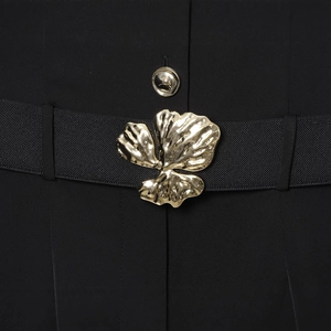 Combinaison sans manches noire avec ceinture à boucle fleur dorée et taille haute
