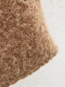 Makroaufnahme der flauschigen braunen Teddy-Stoffstruktur mit weichen Fasern