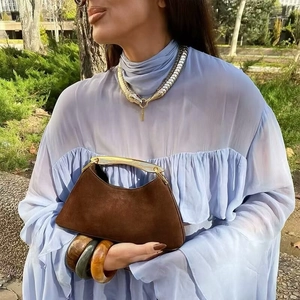 Sac croissant en daim marron avec poignée dorée et collier serpent audacieux