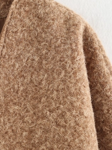 Nahaufnahme der Premium-Teddyvlies-Struktur und der sauberen Nähte an der Winterjacke