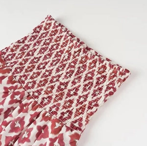 Detail der gesmokten elastischen Taille bei einem Set mit rot-weißem Blumendruck
