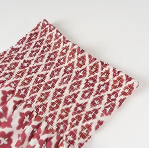 Detailansicht der elastischen Taille mit rotem Blumenmuster für Sommer-Sets