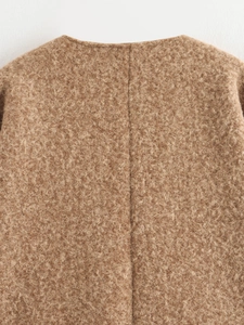 Detailansicht der Rückennaht und Materialstruktur der braunen Strickjacke aus Teddyfleece