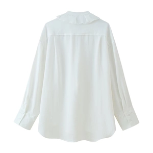 Vue détaillée du col à volants superposés et du dos de cette chemise blanche en mousseline