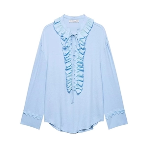 Élégante blouse bleu clair à volants étagés manches longues et col à nouer en crêpe