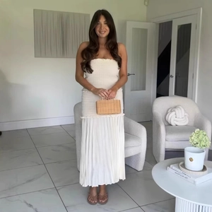 Élégante robe longue plissée blanc ivoire sans bretelles avec détails froncés