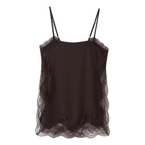 Detail der zarten floralen Spitzenborte an einem dunkelbraunen Camisole-Top