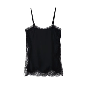 Nahaufnahme eines schwarzen Satin-Tops mit feiner Spitzenborte und verstellbaren Trägern