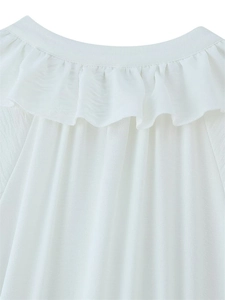 Nahaufnahme von elegantem Rüschenkragen und Plissee-Details an einer weißen Bluse