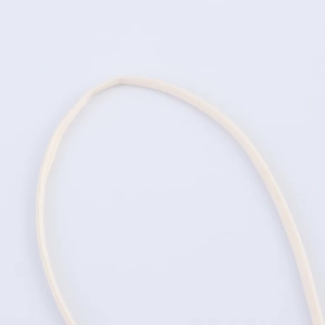 Détail macro d'un cordon élastique tissé beige crème avec une texture fine pour robe