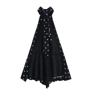Elegante abito a pois bianco e nero con scollo all'americana e gonna in chiffon