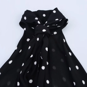 Abito a pois con scollo all'americana, colletto con fiocco e design senza maniche