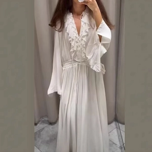 Elegantes weißes langes Kleid mit Rüschendetails, elastischer Taille und Glockenärmeln