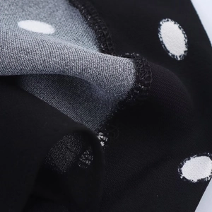 Abito a pois bianco e nero con scollo all'americana e dettagli in maglia fine