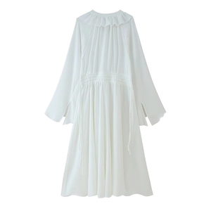 Elegantes weißes Maxikleid mit langen Trompetenärmeln und Rüschen am Ausschnitt