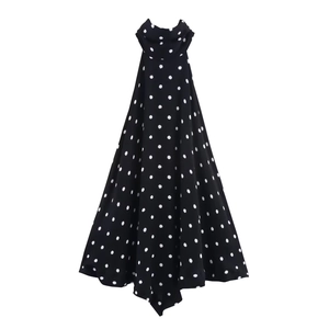 Elegante abito lungo nero allacciato al collo a pois bianchi con silhouette classica in linea A